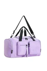 Bolso deportivo tipo duffel bag color fucsia, con asas de mano negras y correa ajustable para hombro. Presenta múltiples bolsillos frontales con cierre, incluyendo uno con un tirador de tela con texto.