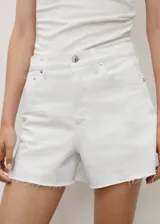 Short de jean blanco, tiro medio, con bajo deshilachado y diseño de cinco bolsillos.
