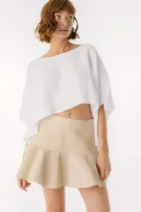 Blusa negra de lino con mangas anchas y corte crop.