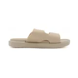 Sandalias bajas color beige con doble tira ancha con hebillas blancas ajustables.