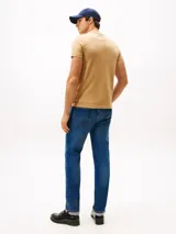 Remera color arena de algodón, con cuello redondo y logo de Tommy Hilfiger bordado en el pecho.