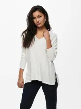 Sweater tejido color blanco con cuello en V y mangas largas.