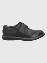 Zapato de cuero negro con ajuste de velcro, suela de goma EVA y plantilla de cuero y algodón orgánico.