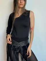 Faja de cuero sintético negro con tachas plateadas y flecos largos.