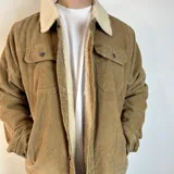 Chaqueta color beige de pana con cuello y forro de corderito.