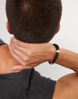 Pulsera de cuero negro con dos circunferencias bañadas en plata de ley.