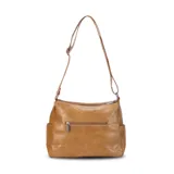 Bandolera color marrón claro, con dos bolsillos frontales paralelos con cierre, apertura superior con doble cierre y divisiones independientes, bolsillos internos y bolsillo trasero con cierre. Incluye correa larga regulable.