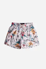 Short de baño celeste con estampado floral en tonos naranja y rojo. Cuenta con bolsillos laterales, cintura elástica con cordón ajustable y logo en goma en la pierna derecha.