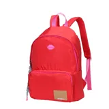 Mochila roja con detalles en rosa, con un parche con forma de labios y otro con el logo de la marca. Tiene tiras acolchadas y porta laptop.