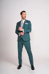 Traje de vestir gris claro, compuesto por saco de dos botones con solapa de muesca, bolsillo de ojal y dos bolsillos de parche. Incluye pantalón de vestir a juego.