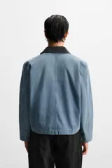 Cazadora relaxed fit de algodón acolchado, color celeste con efecto lavado. Tiene cuello solapa, manga larga con puño abotonado, bolsillos con cremallera en pecho y cadera, y cierre frontal con cremallera.