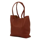 Cartera tipo tote color beige con doble asa de hombro y sobre desmontable con cierre.