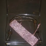 Top corto rosado con lentejuelas, breteles finos y espalda descubierta con ajuste de cadena.