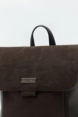 Mochila estructurada negra con frente en gamuza y cuerpo en símil cuero texturizado. Tiene asa superior y correas regulables.
