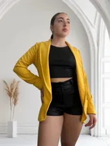 Blazer en color amarillo, con diseño moderno y confección en crepé, ideal para capas.