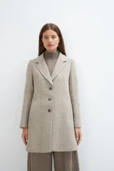 Tapado corto entallado color marrón claro con textura de espiga, cuello solapa y manga larga. Cierre frontal con botones.