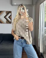 Remerón de crochet color crudo, con cuello redondo y mangas cortas.