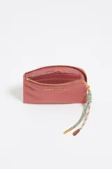 Monedero Bimba y Lola de nylon color rosa, con logo metálico dorado, tirador de cordón multicolor, bolsillo interior doble y cierre con cremallera.