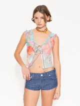Mini short de tiro bajo, súper corto, color azul. El denim tiene una textura con relieve y desgastes.