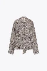 Blusa de manga larga con estampado animal, cuello redondo con lazada y escote pico.