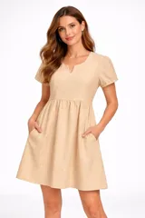 Vestido corto negro de broderie, con mangas cortas abullonadas y escote en V. Presenta un corte imperio con frunce en la cintura y falda acampanada.