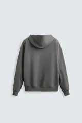 Sudadera con capucha color crudo, de corte relajado, confeccionada en tejido de algodón con interior rizado. Cuenta con cuello con capucha, manga larga, bolsillo frontal tipo canguro y acabados en rib.