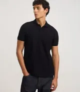 Camisa polo negra de corte regular, confeccionada en tejido de algodón y poliéster texturizado. Tiene cuello con botones y mangas cortas.