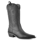 Bota texana color marrón con bordados decorativos y taco bajo.