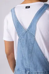 Jardinero de jean negro con breteles regulables y calce relaxed.