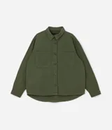 Campera plus size color verde militar, modelo oversized, confeccionada en sarga texturizada. Cuenta con cuello tradicional, cierre abotonado, dos bolsillos delanteros y puños abotonados.