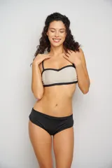 Top de bikini con escote corazón y estampado floral en tonos rosa, naranja, amarillo y blanco. Tiene breteles finos regulables y contorno inferior en color celeste.