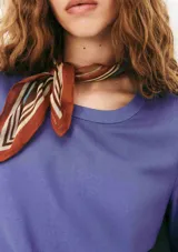 Blusa color beige de lino con mangas cortas y cuello redondo.