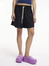 Short negro de tiro alto con pretina elástica y cordón de ajuste.