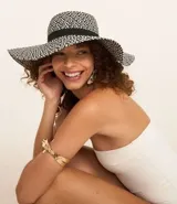 Sombrero de playa de paja de papel bicolor con ala ancha y cinta negra alrededor de la cabeza.