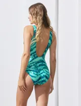 Malla enteriza de lycra estampada en tonos turquesa y azul, con escote en V, corte entallado, copa armada y sujetador interno.