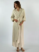 Vestido largo verde con diseño de botones frontales y cinturón a juego, confeccionado en lino.