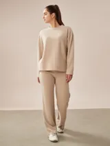 Pantalón de tejido acanalado color gris melange, de tiro alto y corte ancho (wide leg).