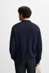 Polo de punto azul marino de corte regular fit, tejido en hilatura con mezcla de algodón y seda. Tiene cuello solapa con cierre frontal de botonadura, manga larga y acabados en rib.