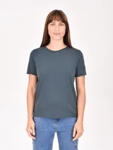 Remera básica de mangas cortas y cuello redondo.