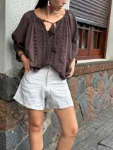 Short de lino color beige, de calce perfecto y con detalles de pespuntes en contraste.