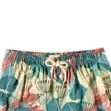 Short de baño para hombre con estampado de hojas en tonos celeste, verde, beige y coral. Tiene elástico en la cintura, tres bolsillos (dos laterales y uno trasero), tela con 10% spandex de secado rápido con doble costura de seguridad e interior con mesh hipoalergénico.