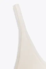 Musculosa blanca de breteles finos y escote redondo con detalle de tul a tono.