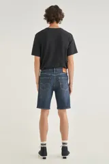 Bermuda de jean azul con lavado medio, corte recto y largo a la rodilla. Diseño clásico con bolsillos delanteros y traseros.