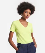 Remera básica celeste de media malla, con escote en V y mangas cortas.