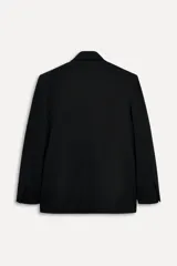 Blazer negra cruzada con cuello solapa de muescas en tejido combinado a tono, bolsillos con solapa en delantero y de vivo en pecho, bajo acabado con abertura en espalda.