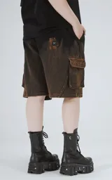 Bermuda cargo unisex con bolsillos laterales con tapa, corte oversize y proceso de desgaste. Confeccionada en rústico de algodón color negro con efecto degradado.