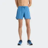 Short de running celeste con cintura elástica ajustable con cordón, slip interior integrado, tecnología de secado rápido NB DRY, bolsillo trasero con cremallera y detalles reflectantes.
