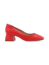 Zapato de cuero reptil color rojo, con punta cuadrada y taco intermedio forrado.
