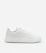 Championes blancos de cuero sintético con cordones y suela gruesa.