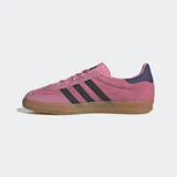 Championes Adidas Gazelle Indoor color rosa con detalles en negro y suela color caramelo.